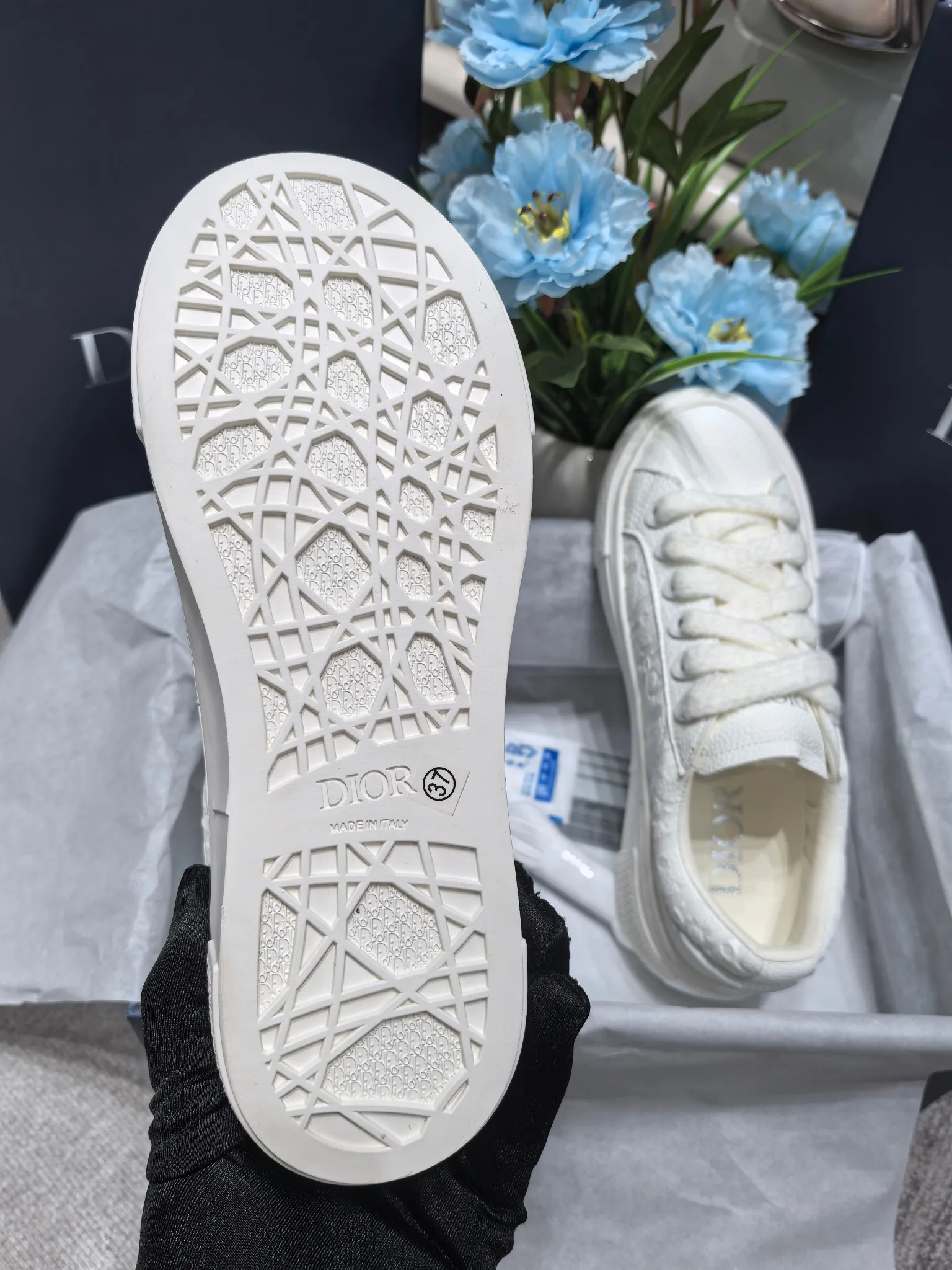 👟👟Ex-factory price 560👟👟 New Dior casual shoes for couples. Dior's casual style has been reinterpreted to highlight the spirit of futurism. Carefully crafted from ultra-light white rubber and decorated with curved cannage pattern Cosmo pattern, it reinterprets the classic design. It highlights the sports and leisure style and can be matched with all kinds of casual outfits this season. The TPU outsole creates a refined look. 35-45